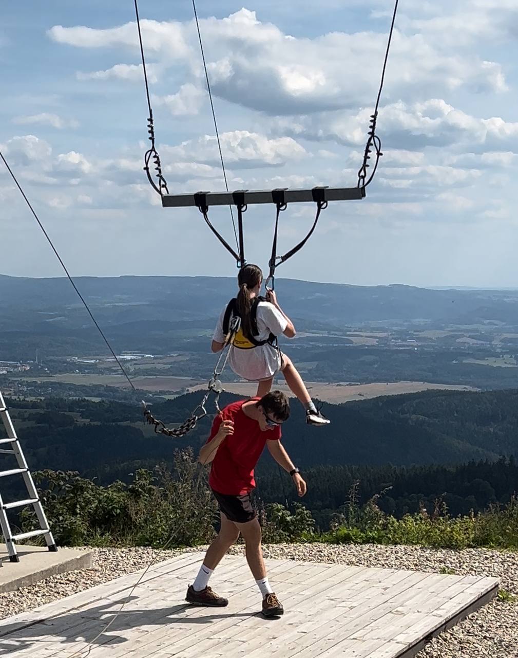 Berg Plešivec – Ausflug und Skigebiet von Karlsbad, Sommer & Winter