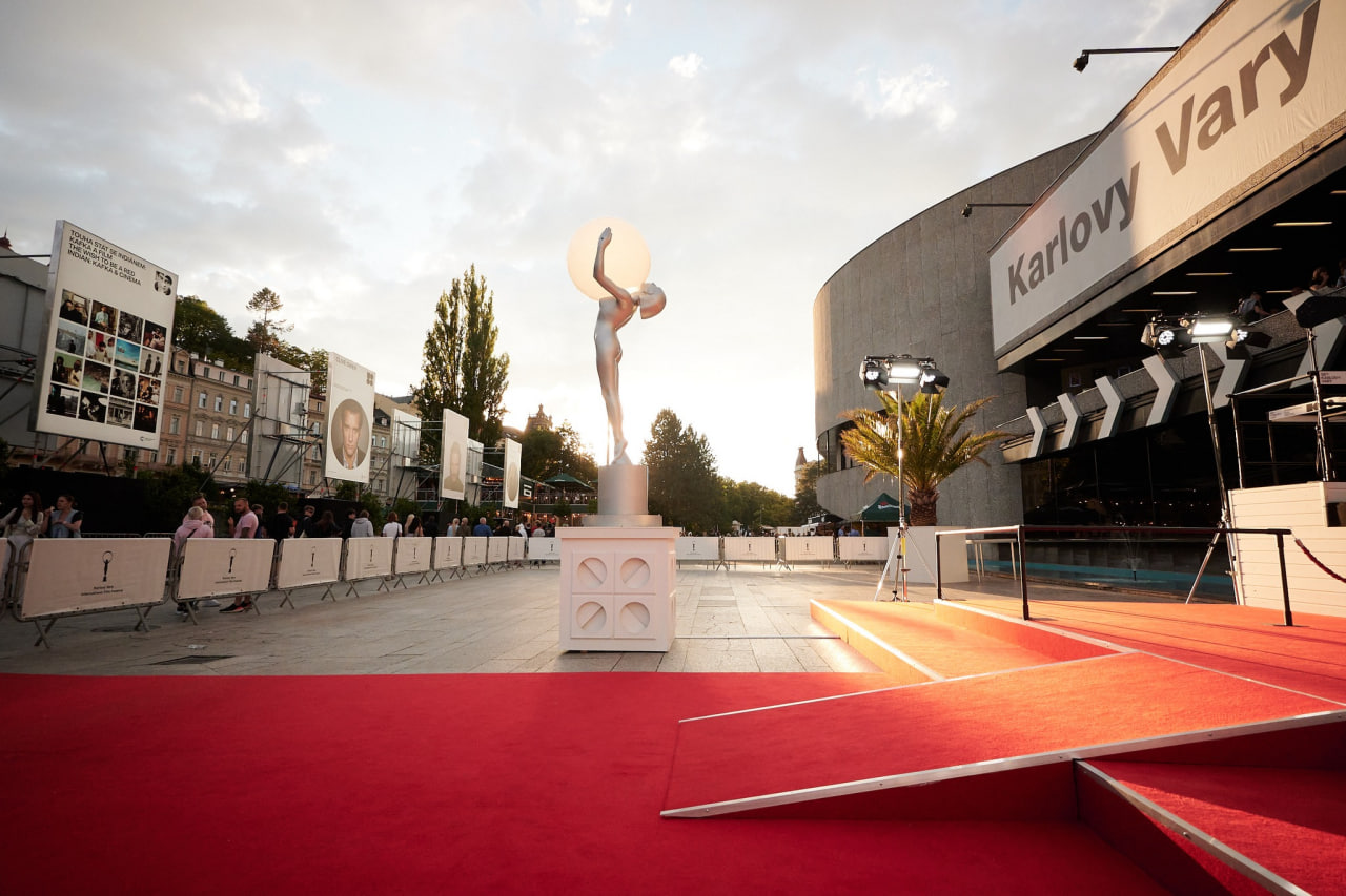 KVIFF 2026: Co je filmový festival v Karlových Varech a jak na něj